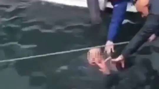 El ele tutuşup denize atlayan yaşlı çift, otele yerleştirildi