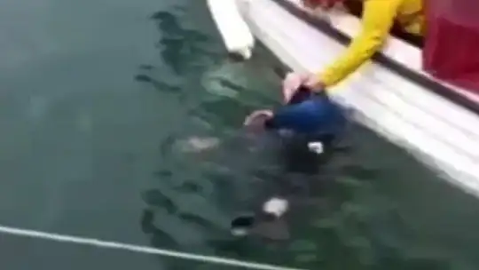 El ele tutuşup denize atlayan yaşlı çift, otele yerleştirildi