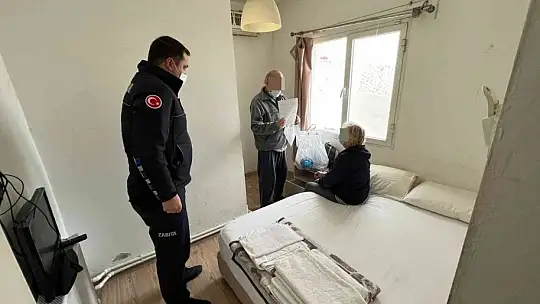 El ele tutuşup denize atlayan yaşlı çift, otele yerleştirildi