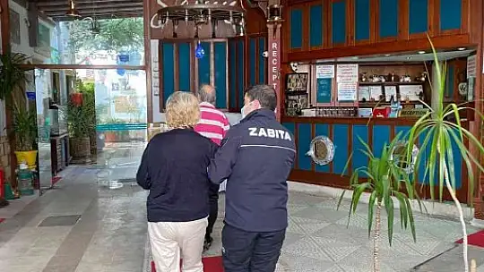 El ele tutuşup denize atlayan yaşlı çift, otele yerleştirildi