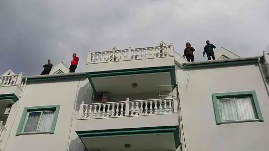 ELEKTRİĞİ, SUYU KESİLEN KİRACILAR ÇATIYA ÇIKTI