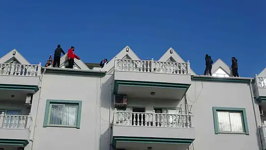 ELEKTRİĞİ, SUYU KESİLEN KİRACILAR ÇATIYA ÇIKTI