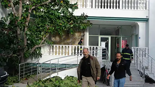 ELEKTRİĞİ, SUYU KESİLEN KİRACILAR ÇATIYA ÇIKTI
