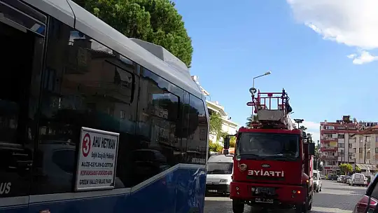 ELEKTRİĞİ, SUYU KESİLEN KİRACILAR ÇATIYA ÇIKTI