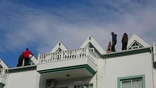 ELEKTRİĞİ, SUYU KESİLEN KİRACILAR ÇATIYA ÇIKTI