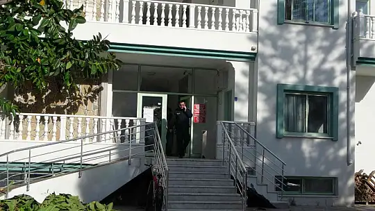 ELEKTRİĞİ, SUYU KESİLEN KİRACILAR ÇATIYA ÇIKTI
