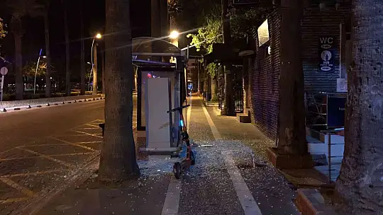 ELEKTRİKLİ SCOOTER İLE OTOBÜS DURAĞINA ÇARPTI: 1 YARALI