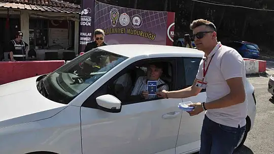 Emniyet Müdürlüğünden Kadına şiddete karşı broşür dağıtıldı