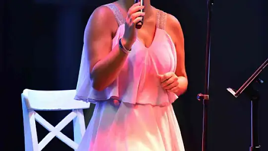 ENERJİSİYLE TATİLCİLERİ COŞTURDU