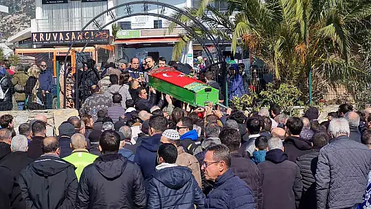 EŞİYLE ENKAZ ALTINDA HAYATINI KAYBEDEN HATİCE ÖĞRETMEN SON YOLCULUĞUNA UĞURLANDI