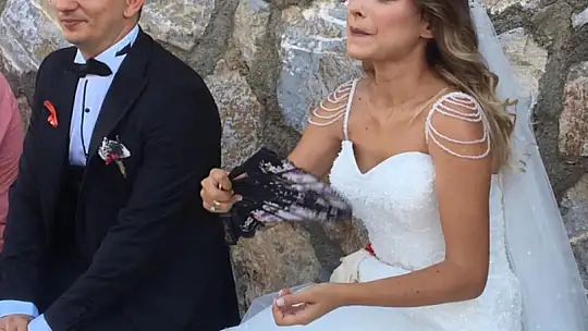 EŞİYLE ENKAZ ALTINDA HAYATINI KAYBEDEN HATİCE ÖĞRETMEN SON YOLCULUĞUNA UĞURLANDI