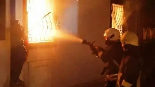 Evi küle dönen yaşlı kadın kedileri için gözyaşlarına boğuldu