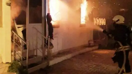 Evi küle dönen yaşlı kadın kedileri için gözyaşlarına boğuldu