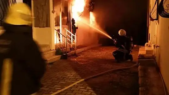 Evi küle dönen yaşlı kadın kedileri için gözyaşlarına boğuldu