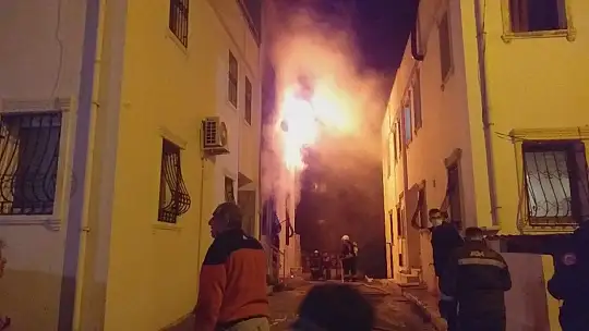 Evi küle dönen yaşlı kadın kedileri için gözyaşlarına boğuldu