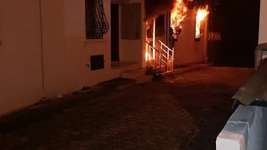 Evi küle dönen yaşlı kadın kedileri için gözyaşlarına boğuldu