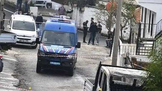 Evini basıp tüfekle vurdukları şahsın araçlarını da yakıp kaçtılar