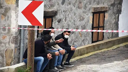 Evini basıp tüfekle vurdukları şahsın araçlarını da yakıp kaçtılar
