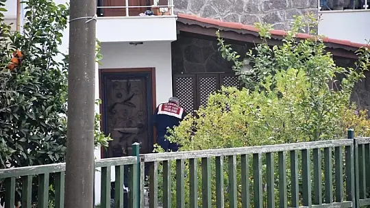Evini basıp tüfekle vurdukları şahsın araçlarını da yakıp kaçtılar