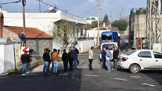 Evini basıp tüfekle vurdukları şahsın araçlarını da yakıp kaçtılar