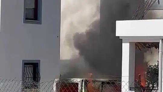 Evlerin arasında korkutan yangın