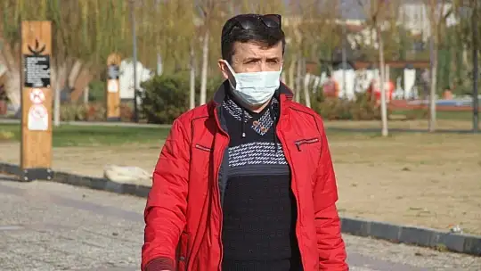 Evrakları bilerek geç getirdiğini iddia ettiği ağabeyinden davacı oldu