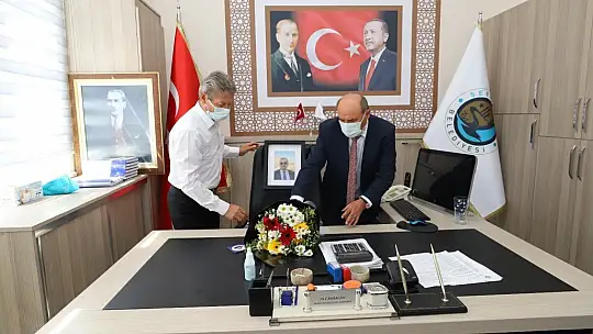 Seydikemer Belediyesi'nde Babacan'ın masasına karanfiller bırakıldı