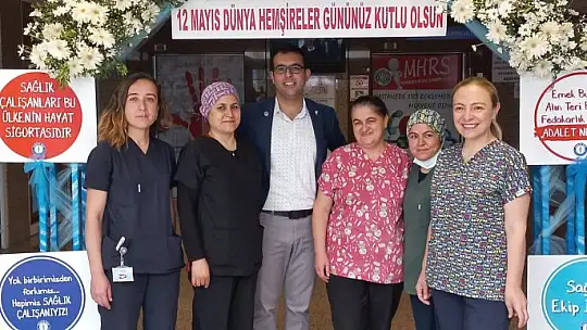 Fethiye'de hemşirelere çiçekli karşılama