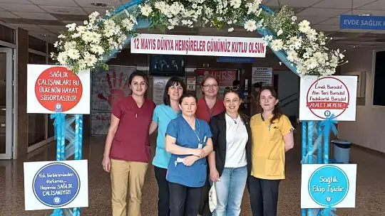 Fethiye'de hemşirelere çiçekli karşılama