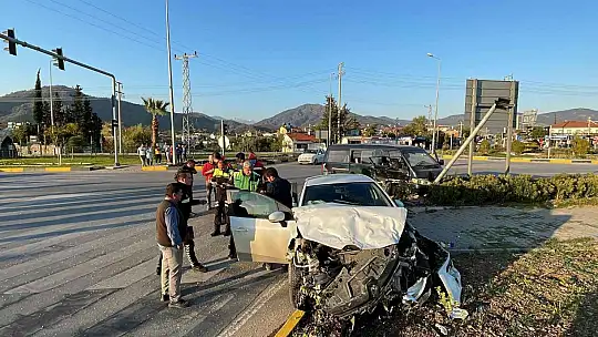 Fethiye'de kamyonet ile otomobil çarpıştı: 5 yaralı