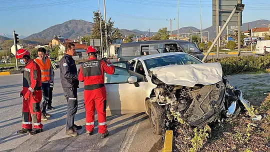 Fethiye'de kamyonet ile otomobil çarpıştı: 5 yaralı