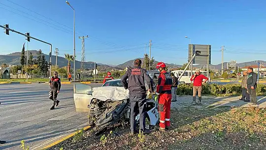 Fethiye'de kamyonet ile otomobil çarpıştı: 5 yaralı