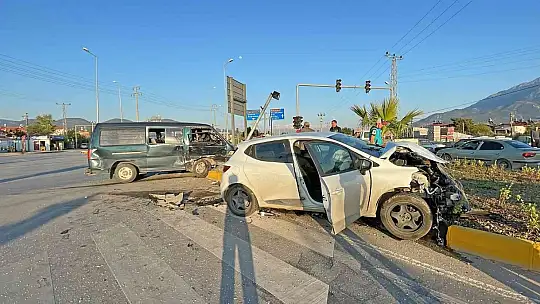 Fethiye'de kamyonet ile otomobil çarpıştı: 5 yaralı