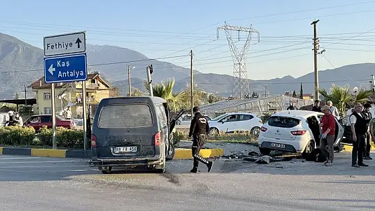 Fethiye'de kamyonet ile otomobil çarpıştı: 5 yaralı