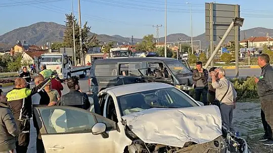 Fethiye'de kamyonet ile otomobil çarpıştı: 5 yaralı