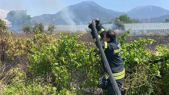 Fethiye'de otluk alanda çıkan yangın korkuttu