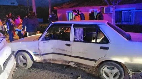 Fethiye'de otomobille kamyonet çarpıştı: 5 kişi yaralandı