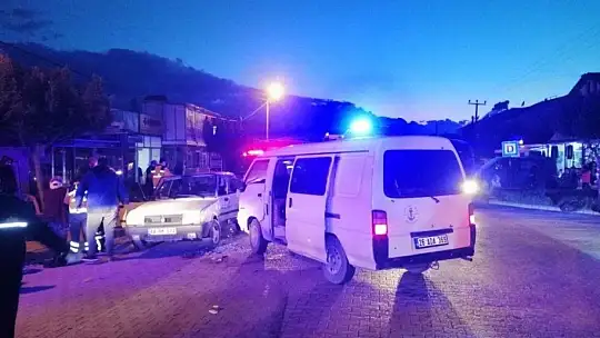 Fethiye'de otomobille kamyonet çarpıştı: 5 kişi yaralandı
