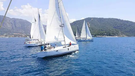 Fethiye'de tekneler Atatürk anısına yarışıyor