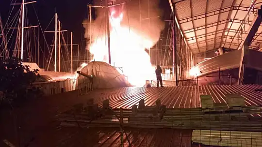 FETHİYE'DE TERSANE YANGINI: 4 AHŞAP TEKNE ZARAR GÖRDÜ