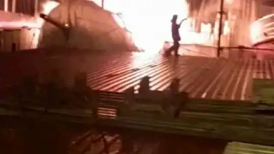 FETHİYE'DE TERSANE YANGINI: 4 AHŞAP TEKNE ZARAR GÖRDÜ