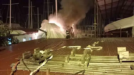 FETHİYE'DE TERSANE YANGINI: 4 AHŞAP TEKNE ZARAR GÖRDÜ