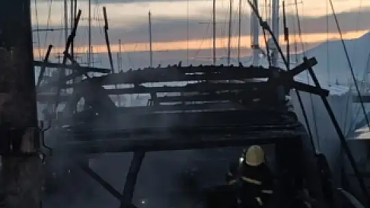 FETHİYE'DE TERSANE YANGINI: 4 AHŞAP TEKNE ZARAR GÖRDÜ