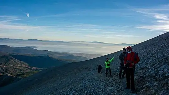 Fethiyeli dağcılardan Ata'ya saygı yürüyüşü