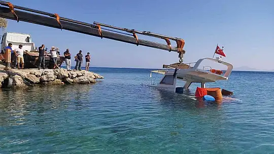 Fırtına nedeniyle batan lüks tekne 5 gün süren çalışmalar neticesinde kıyıya çekildi
