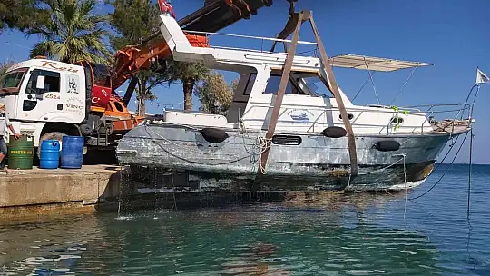 Fırtına nedeniyle batan lüks tekne 5 gün süren çalışmalar neticesinde kıyıya çekildi