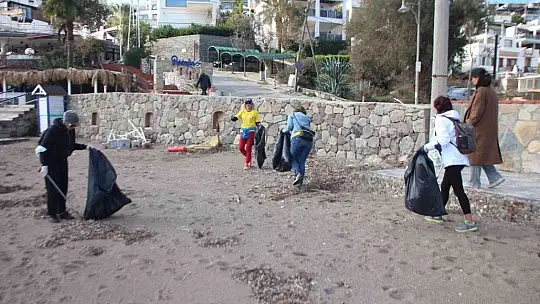 Fırtına sonrası sahil temizliği yaptılar