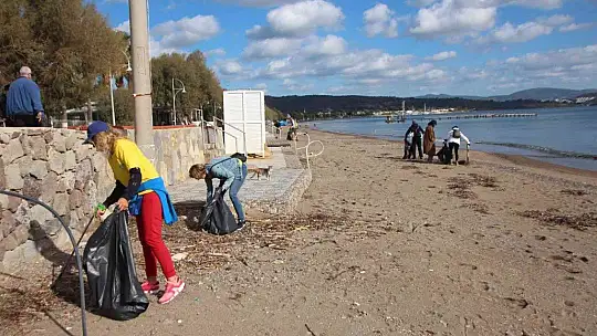Fırtına sonrası sahil temizliği yaptılar