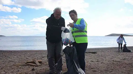 Fırtına sonrası sahil temizliği yaptılar