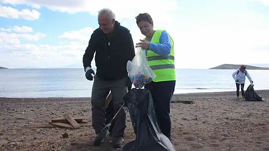 Fırtına sonrası sahil temizliği yaptılar